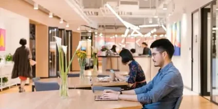 Web_150DPI-20190419_WeWork_EBA_Center_-_Common_Areas_-_Hot_Desk.jpg